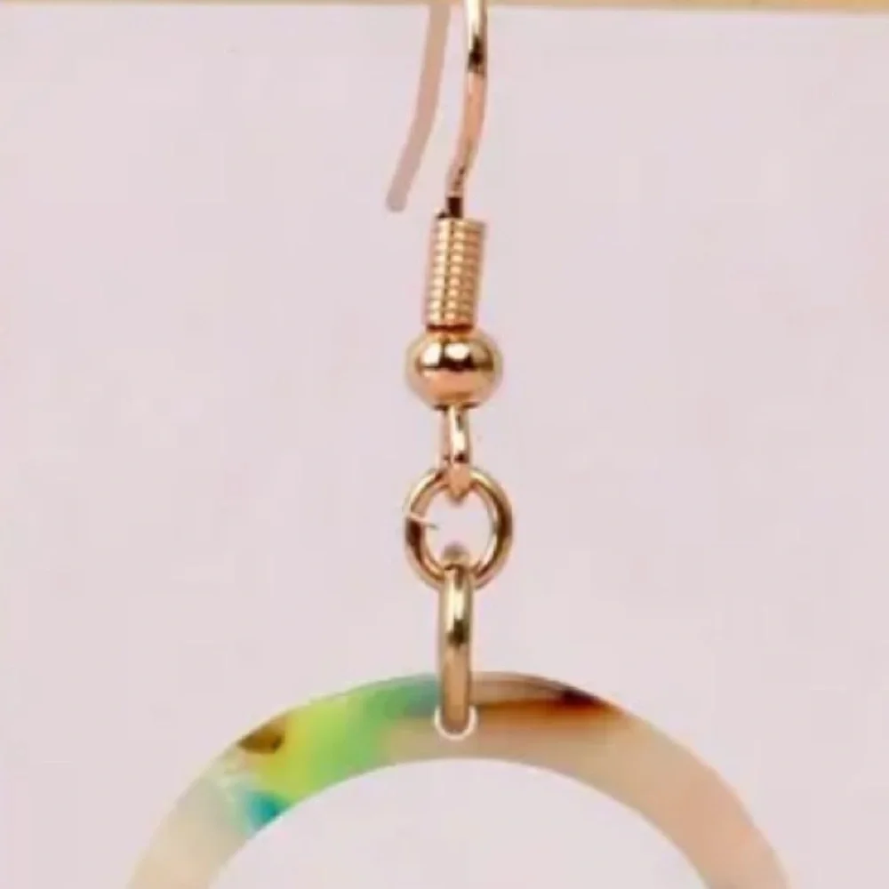 Elegant Face Shaped Art Deco Earrings: Timeless Style - Picture 7 of 8